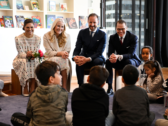 Talking about books with children in the library at the House of Culture. Photo: Pontus Lundahl / TT / NTB